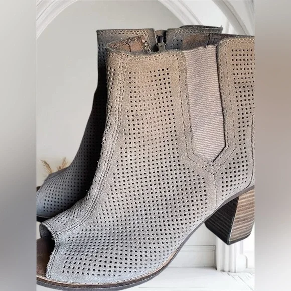 Toms majorca bootie Sz 8
Orig owner. 
Retails$98 Buckle
Box & Boot Cover Inc
EUC - Picture 4 of 7